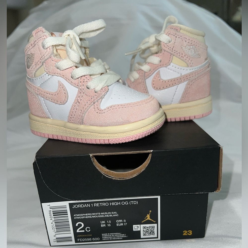 SOLD‼️ Nike Kids Retro High Sneakers in Pink and White